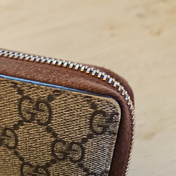 Gucci Beige Monogram Wallet - Picture 5 of 11